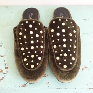 KENNETH COLE REACTION Olive Gold Hardware Mules